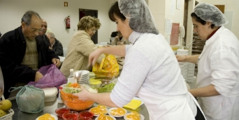 Distribui&ccedil;&atilde;o de refei&ccedil;&otilde;es aos residentes carenciados na Ilha de S&atilde;o Miguel pela Cruz Vermelha de Ponta Delgada